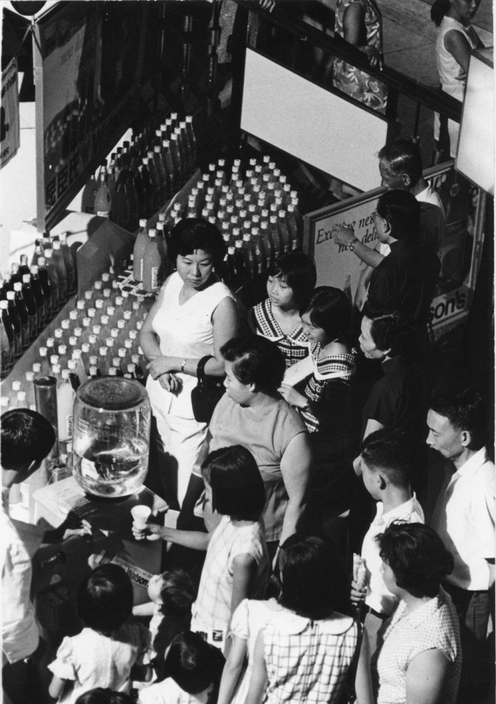1969 年，屈臣氏於大丸百貨公司送出逾 10 萬飲品（圖片來源: South China Morning Post）