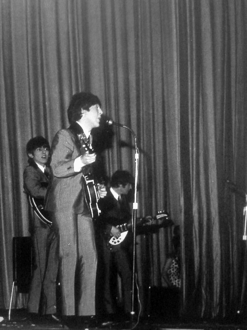1960年利物浦，約翰．連儂、保羅‘．麥卡尼、佐治．夏里遜及靈高．史達等組織一支搖滾樂音爵士樂隊，名為「披頭四樂隊」（The Beatles）。他們的音樂及形象歡樂、幽默俏皮、鮮明的蘑菇頭外表，立即在西方世界流行起來。1964年，這隊萬人迷樂隊前往香港及澳洲表演，結果引來數千人在啟德機場接機。

