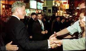 美國總統克林頓(Bill Clinton)在1998年7月2至3日訪問香港,成為首位訪港的在任美國總統。克林頓和夫人希拉莉分別出席多項活動,包括論壇、與政界人士會晤等等,亦展現克林頓夫婦的親民一面,就讓我們看看這24小時的緊密行程吧。
